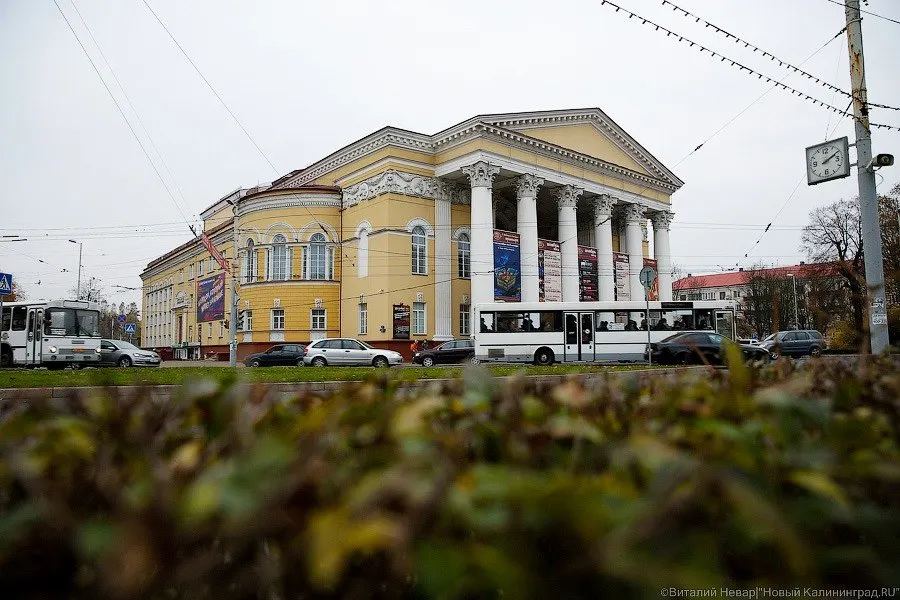 Онлайн‑покупка билетов временно недоступна из‑за технического сбоя; билеты можно приобрести в кассе театра или через партнёра.