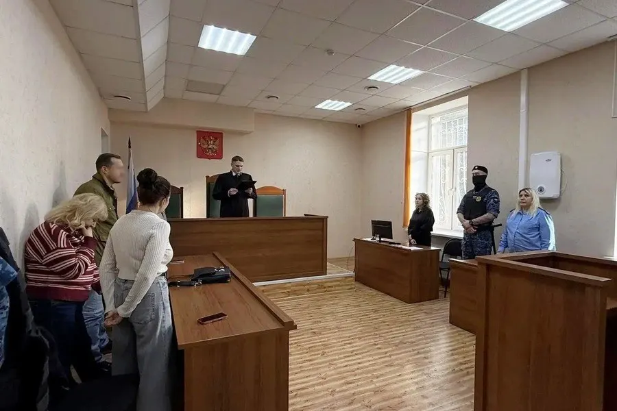 Ленинградский районный суд Калининграда вынес наказание 12 участникам организованной группы за производство и продажу немаркированного алкоголя.