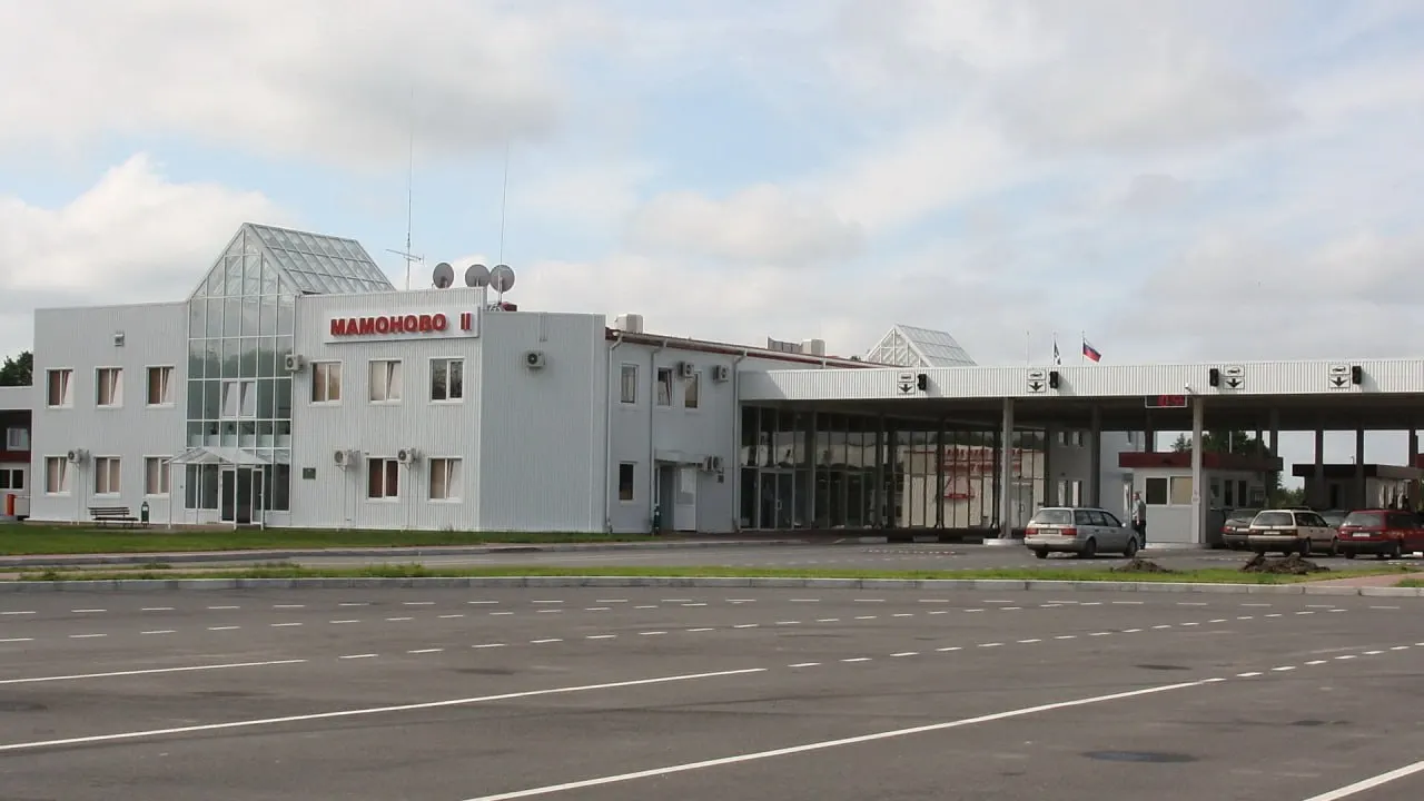 На границе усилены дежурства и проверки: организован осмотр автомобилей и товаров, предусмотрено преддекларирование личного имущества через ПТД.