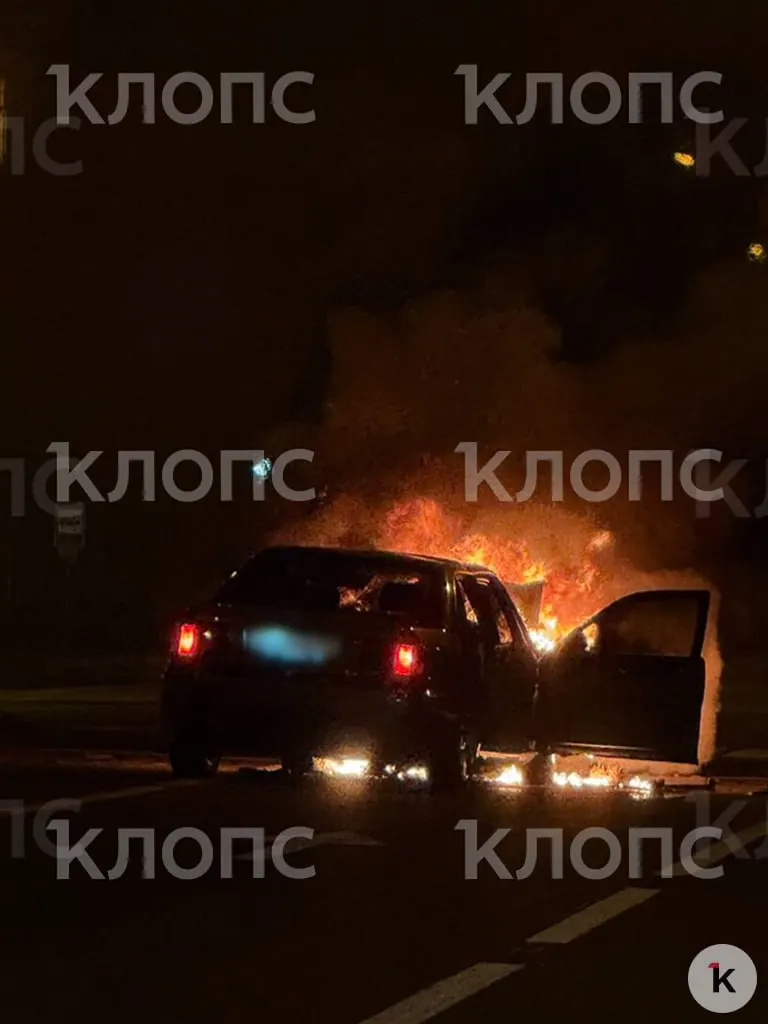 В Калининградской области произошло столкновение между служебным микроавтобусом и легковым автомобилем. По словам одной из пассажирок, автомобиль загорелся; пассажиры и водитель были эвакуированы, водителя увезли в больницу. Назначено освидетельствование.