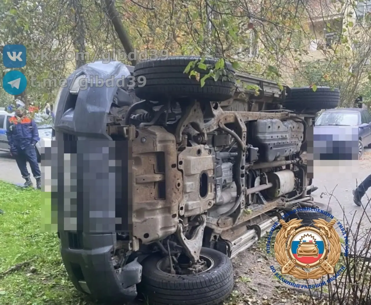 На улице Александра Невского произошло ДТП: водитель автомобиля Toyota, 1969 года рождения, почувствовал недомогание, свернул с дороги и столкнулся с бордюром, машина опрокинулась. Пострадавшего увезли в больницу.
