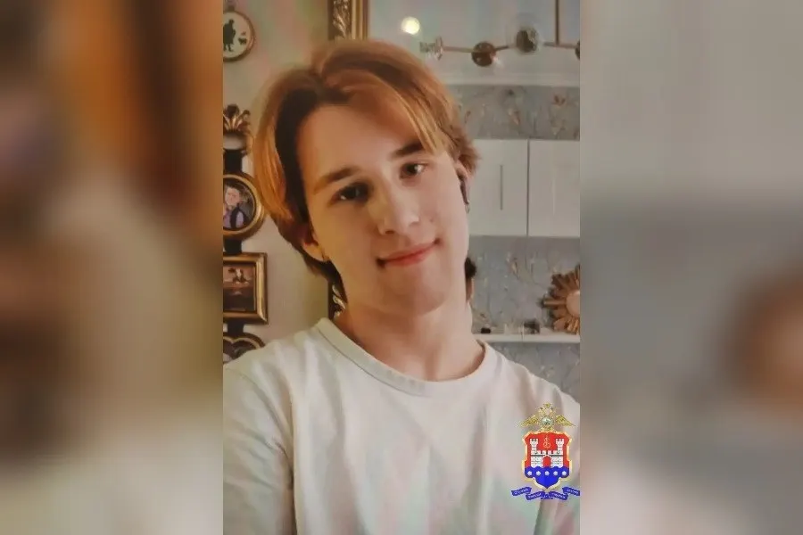 16-летний Лев Ткачёв исчез после тренировки в Калининграде. Полиция разыскивает подростка; при наличии информации звоните по указанным телефонам.